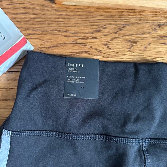 adidas Essentials 3 Stripes Bike Shorts - Picture 5 of 9